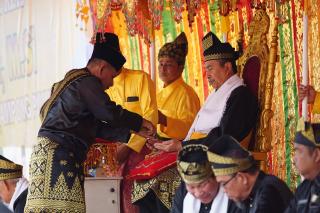 Gubernur Syamsuar Diangurahi Gelar Datuk Seri Alamsyah 